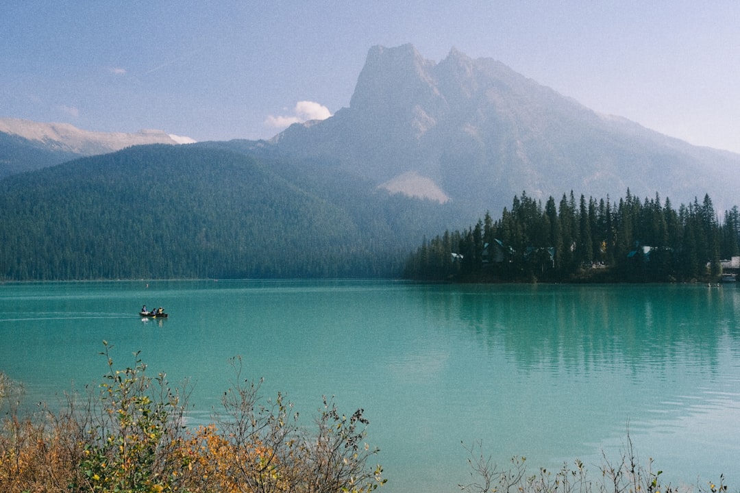 Lac turquoise entouré de sommets boisés dans les Rocheuses canadiennes