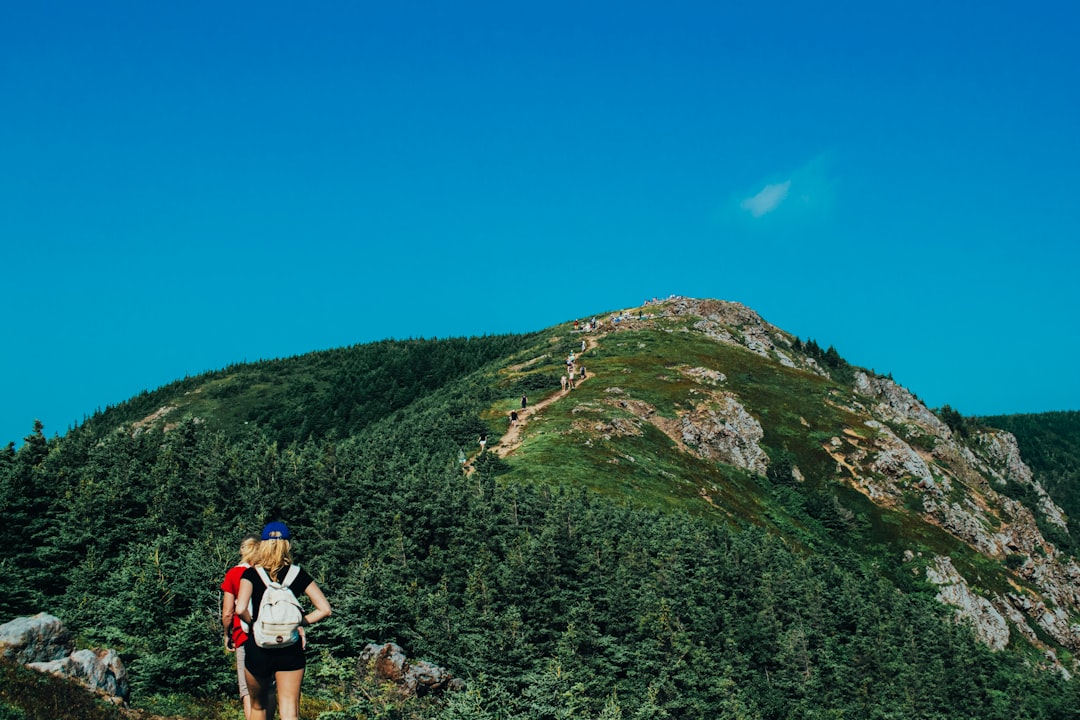 Randonneuse sur une crête côtière du sentier de la Côte-Ouest